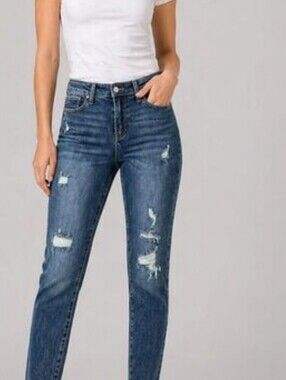 Judy Blue Distressed Medium Blue Ankle Crop Jeans🎈